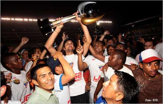 El campe�n ya est� en casa y los albos celebran con sus hinchas su d�cima estrella