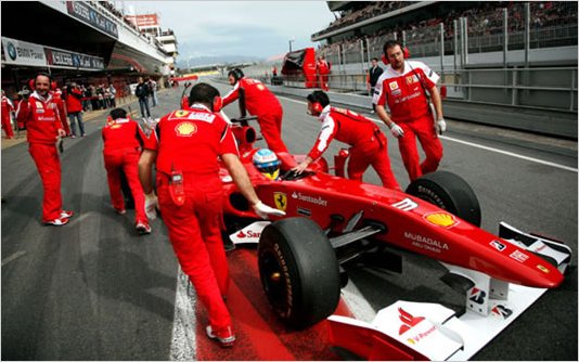 Todas las miradas, en Alonso y Ferrari