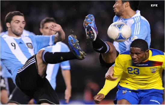 Argentina venci� 2-1 a Ecuador con goles de Aguero y Pastore en amistoso