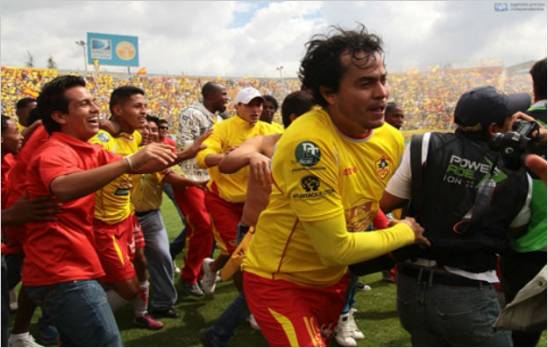 Aucas desata j�bilo con hist�rico ascenso a la B