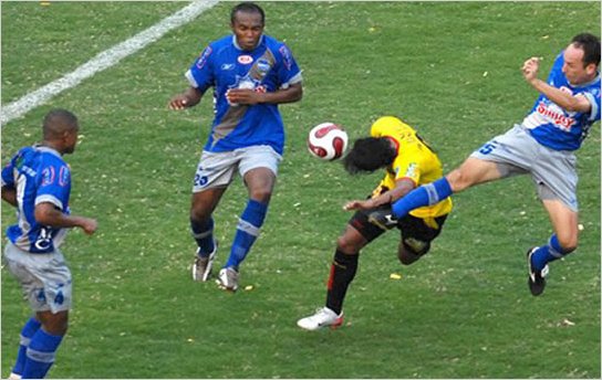 Cl�sico empatado y repleto de tarjetas en Guayaquil