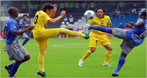 En el cl�sico del Astillero Barcelona y Emelec se reparten honores