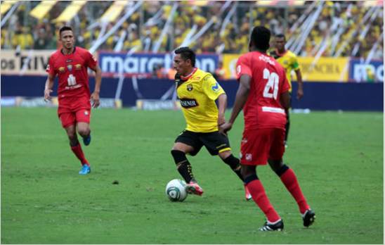 Barcelona sigue al frente y Nelson Acosta gana el primero con Deportivo Quito