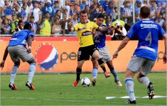 Barcelona gole� a Emelec y lidera el campeonato ecuatoriano
