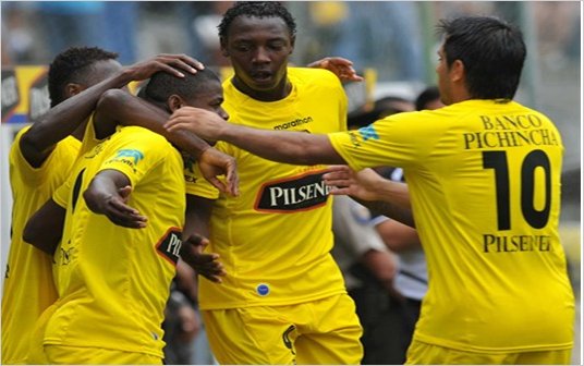 Barcelona sigue puntero al empatar con el Independiente