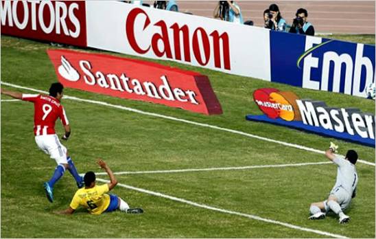 Gol de �ltimo minuto salva a Brasil de ca�da ante Paraguay: 2-2 (Video)
