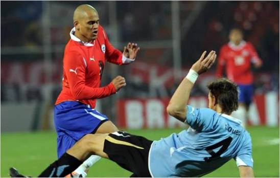 Chile empat� frente a Uruguay 1 a 1 y lidera el grupo (Video)