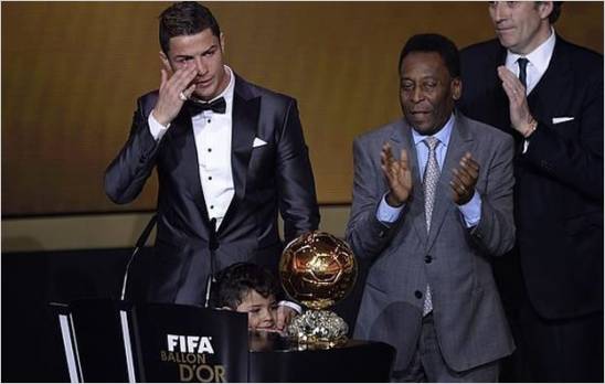 Cristiano Ronaldo rompe a llorar al recibir el Bal�n de Oro 2013