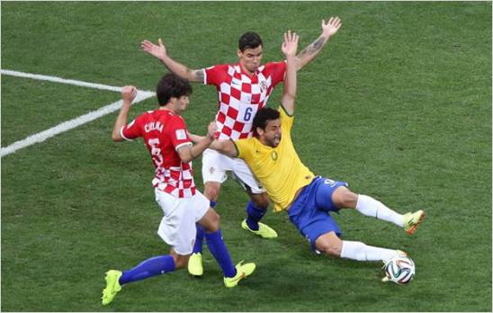 Brasil gana a Croacia con ayuda arbitral en el estreno del Mundial