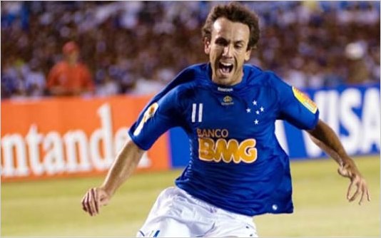 Cruzeiro de Joffre Guerron se impuzo 4 a 1 al Colo Colo de Chile