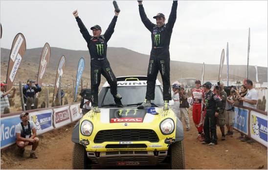 Nani Roma se lleva el Dakar en coches y Coma en motos