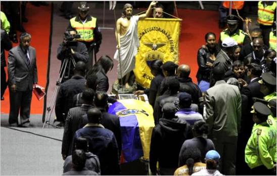 Los restos de Christian Bentez son velados en el coliseo Rumiahui de Quito