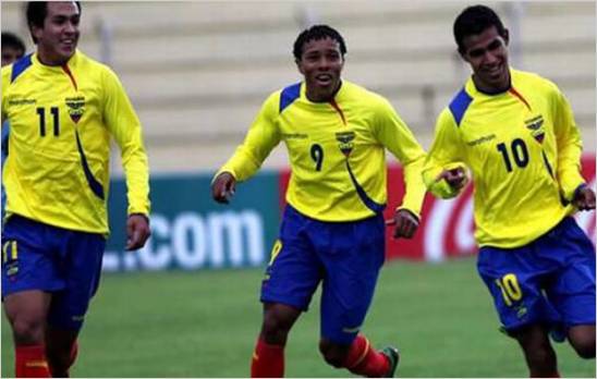 Ecuador sorprende a Argentina y lo derrota en el debut por 2 a 0