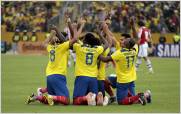 Ecuador golea 4-1 a Paraguay y se pone a un paso de Brasil 2014