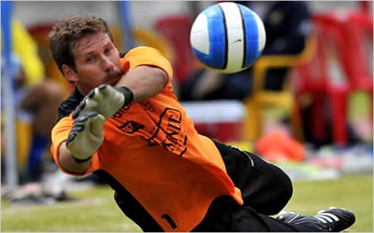 Emelec gana 3-0 a Espoli en Santo Domingo