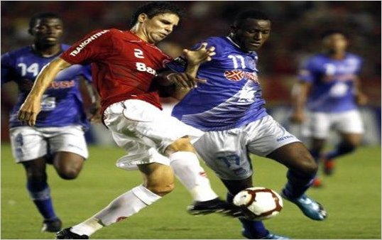 Internacional de Brasil vence al Emelec al agonizar el encuentro