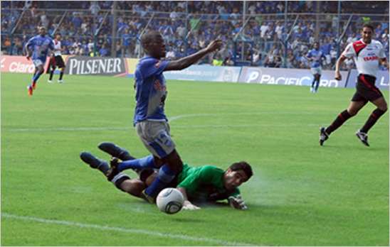 �lectricos acechan a los punteros en el campeonato ecuatoriano de futbol