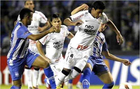 Corinthians elimina Emelec y avanza a cuartos de final