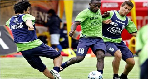 Ecuador hizo pr�ctica de f�tbol, los titulares ganaron 4 a 1 a suplentes