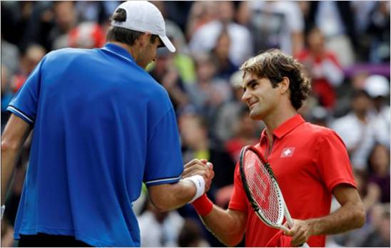 Federer derrota a un potente Isner y va a 