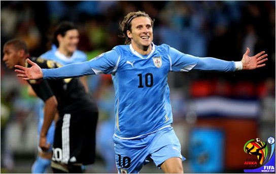El uruguayo Forl�n elegido bal�n de oro del Mundial 2010