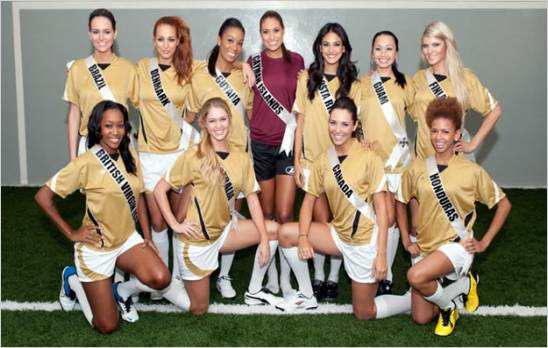 Las Misses tambi�n juegan f�tbol