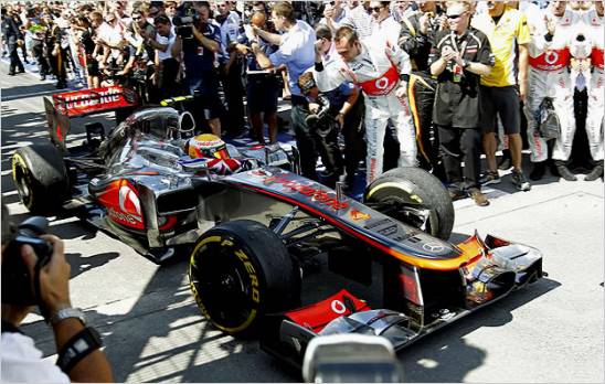 Hamilton lidera, pegado a Alonso y Vettel, el Mundial de F�rmula Uno m�s parejo