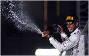Hamilton logra la victoria en el GP de Singapur y Alonso termina cuarto