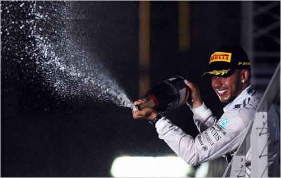 Hamilton logra la victoria en el GP de Singapur y Alonso termina cuarto