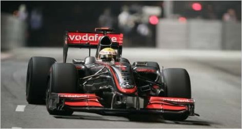 Luis Hamilton fue un rayo en la noche de Singapur