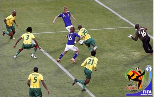  Jap�n vence 1-0 a Camer�n por el grupo E del Mundial Sudafrica 2010