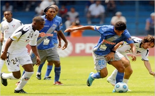 Liga de Quito se aprovecha del cansancio de Emelec, golea y asume el liderato