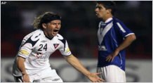 Liga demostr� su gran momento y lo dio vuelta para vencer a V�lez 2-1, en Quito, y pasar a