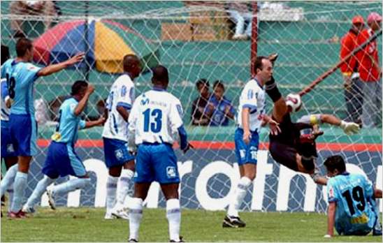 Macar� gan�, gust� y gole� mientras T�cnico empat� en Guayaquil