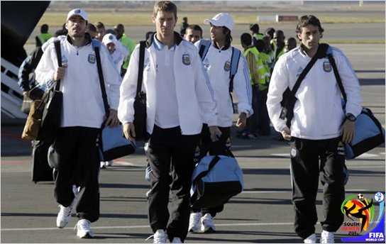 Argentina llega a Buenos Aires y recibe el apoyo de sus hinchas