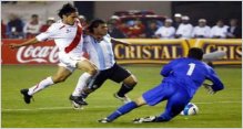 Bajo diluvio Argentina vence ag�nicamente a Per� y sue�a
