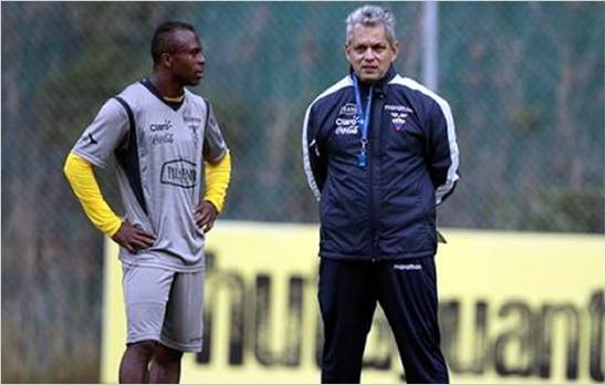 DT de Ecuador no descarta jugar con cinco volantes ante Argentina