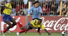 Uruguay gana y reza camino a Sud�frica 2010