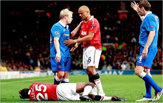 Valencia deja Old Trafford en camilla por una grave lesi�n